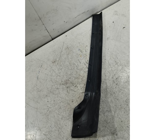 Уплотнитель двери передний левый