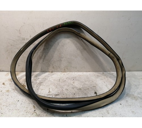 Уплотнитель двери задний левый