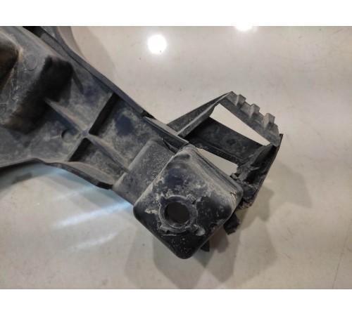 Кронштейн заднего бампера (правый)