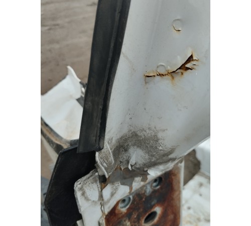 Левый порог кабины со стойкой лобового стекла