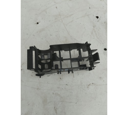 Крепление электропроводки предохранителей реле