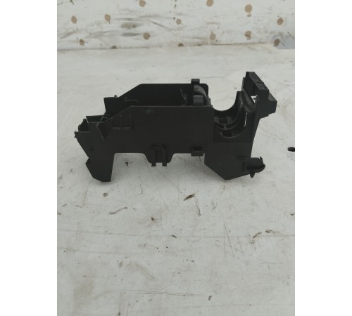 Крепление электропроводки предохранителей реле