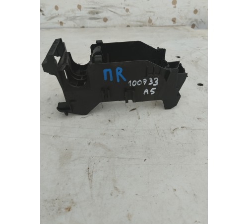 Крепление электропроводки предохранителей реле