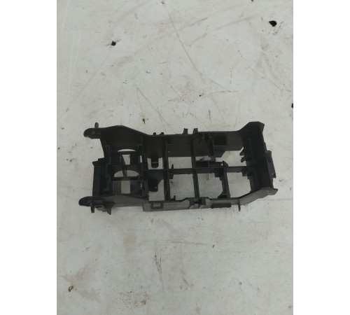 Крепление электропроводки предохранителей реле