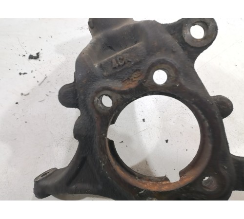 Кулак поворотный передний правый