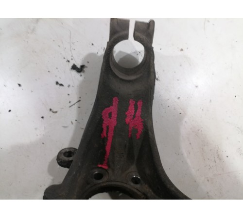 Кулак поворотный передний правый