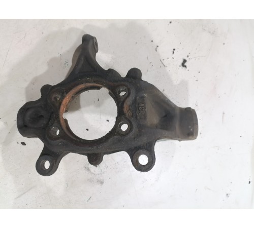 Кулак поворотный передний правый