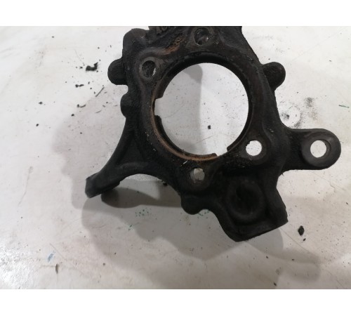 Кулак поворотный передний правый