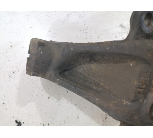 Кулак поворотный передний правый