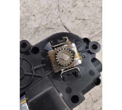 Моторчик панорамной крыши люка передний