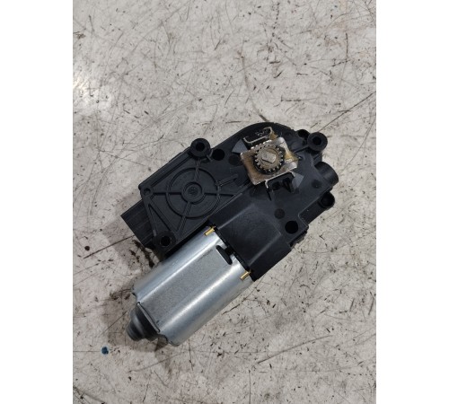 Моторчик панорамной крыши люка передний