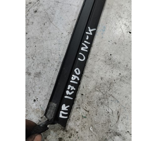 Уплотнитель стекла передний правый внутренний