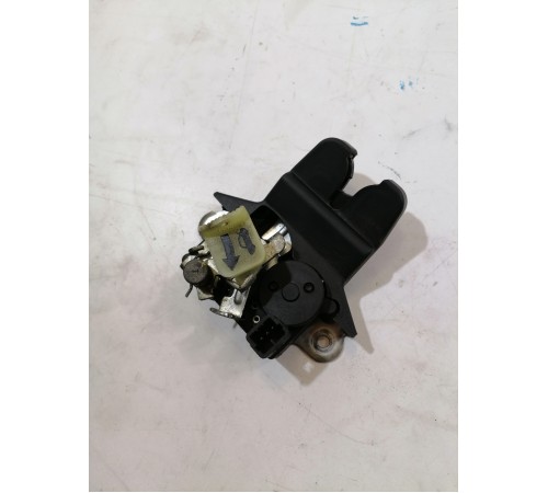 Замок крышки багажника