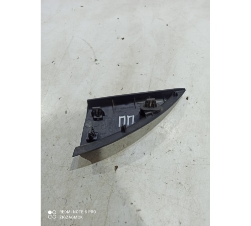 Уголок двери (передний правый внутренний)