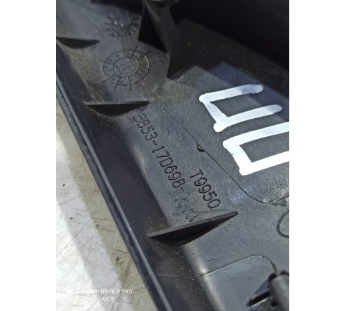 Уголок двери (передний правый внутренний)