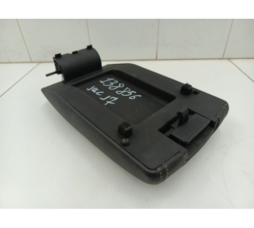 Подлокотник центральной консоли