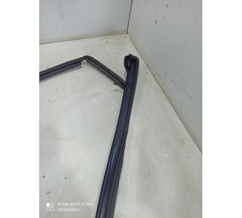 Уплотнитель двери(передний правый)