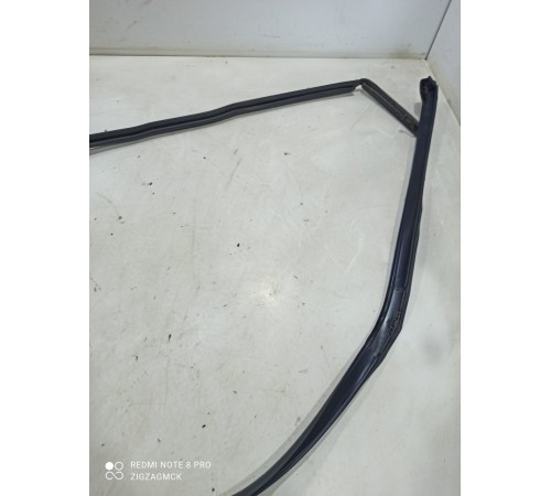 Уплотнитель двери(передний правый)