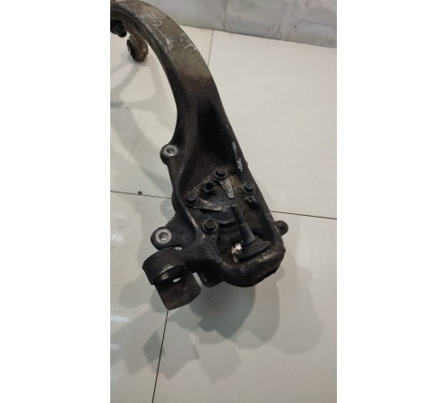 Кулак поворотный передний левый