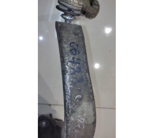 Кулак поворотный передний левый