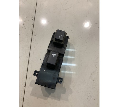 Кнопка стеклоподъемника (задняя, левая)