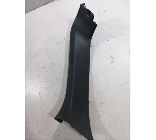 Обшивка крышки багажника (правая)