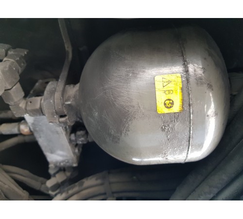 Воздушный ресивер гидравлической системы с клапаном