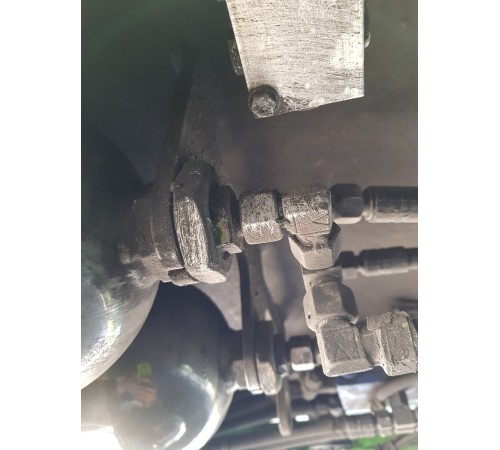 Воздушный ресивер гидравлической системы с клапаном