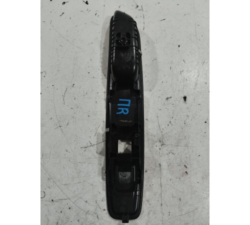 Накладка кнопки стеклоподъемника (передняя правая)