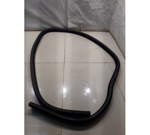 Уплотнитель двери (передний, правый)