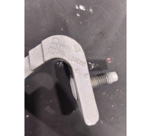 Петля крышки багажника левая