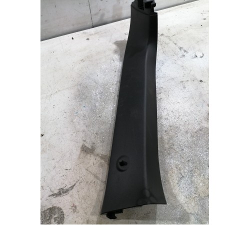 Обшивка крышки багажника правая