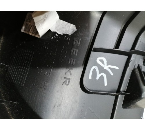 Обшивка крышки багажника правая