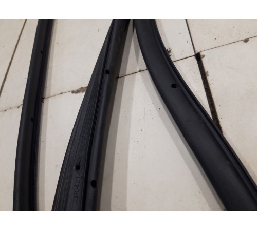 Уплотнитель двери (задний, правый)