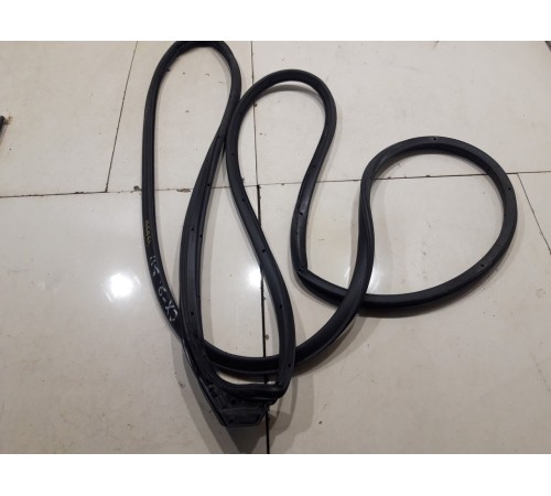 Уплотнитель двери (задний, правый)