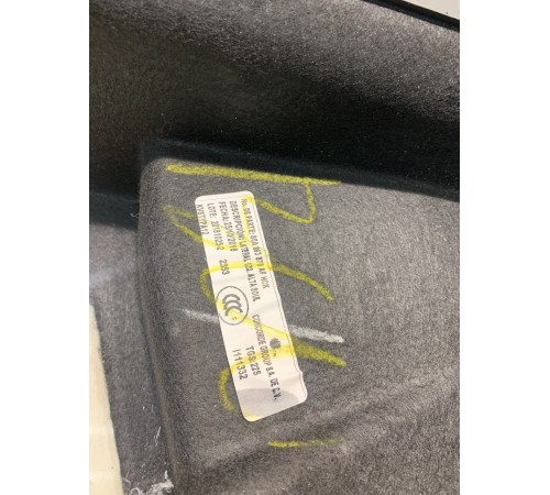 Обшивка багажника (задняя, правая)