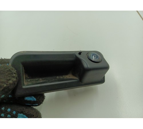 Кнопка открывания крышки багажника с камерой заднего вида