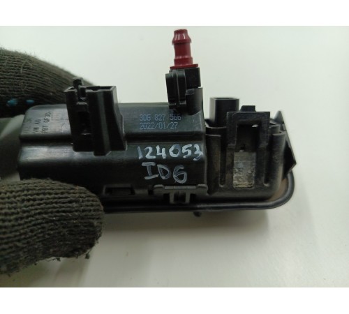 Кнопка открывания крышки багажника с камерой заднего вида