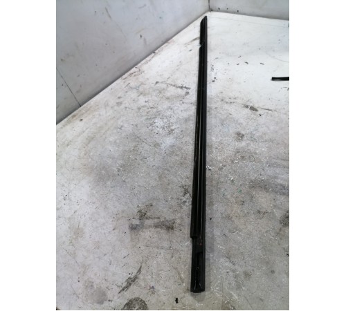 Молдинг стекла передний левый 