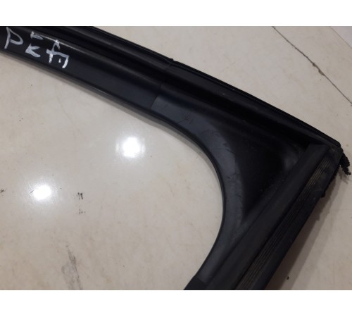 Уплотнитель стекла (передний, левый)