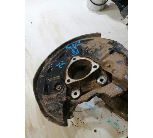 Кулак поворотный задний левый