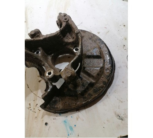 Кулак поворотный задний левый