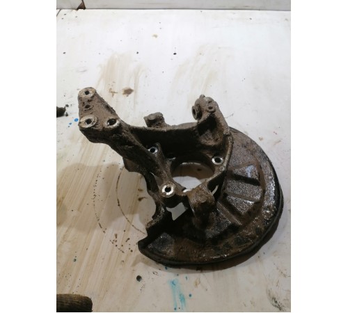 Кулак поворотный задний левый