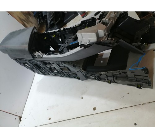 Центральная консоль с подлокотником