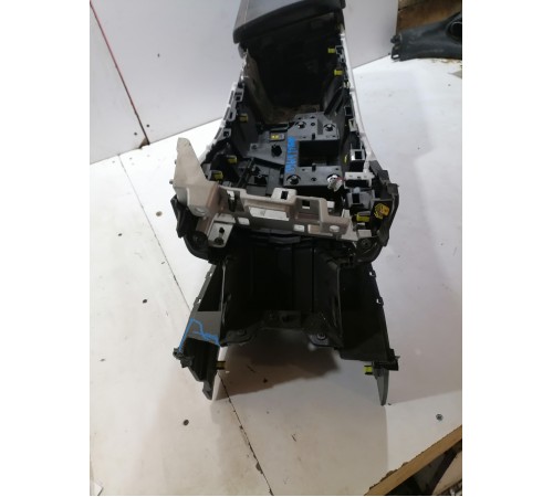 Центральная консоль с подлокотником