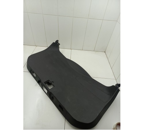 Обшивка двери крышки багажника