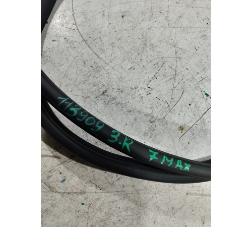 Уплотнитель двери задний правый