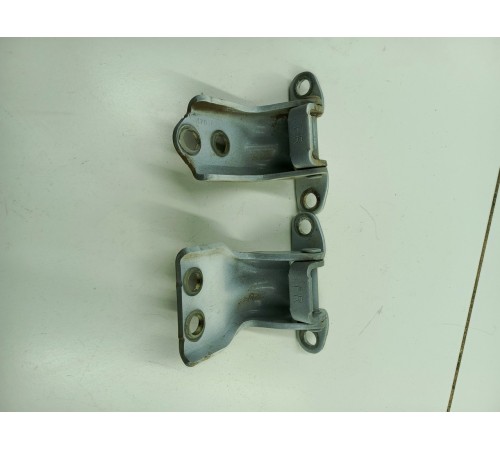 Петля передней правой двери