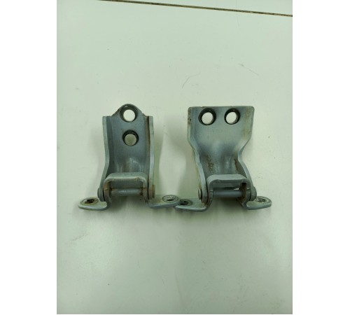 Петля передней правой двери