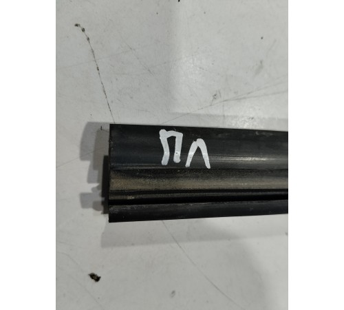 Уплотнитель стекла (передний левый)